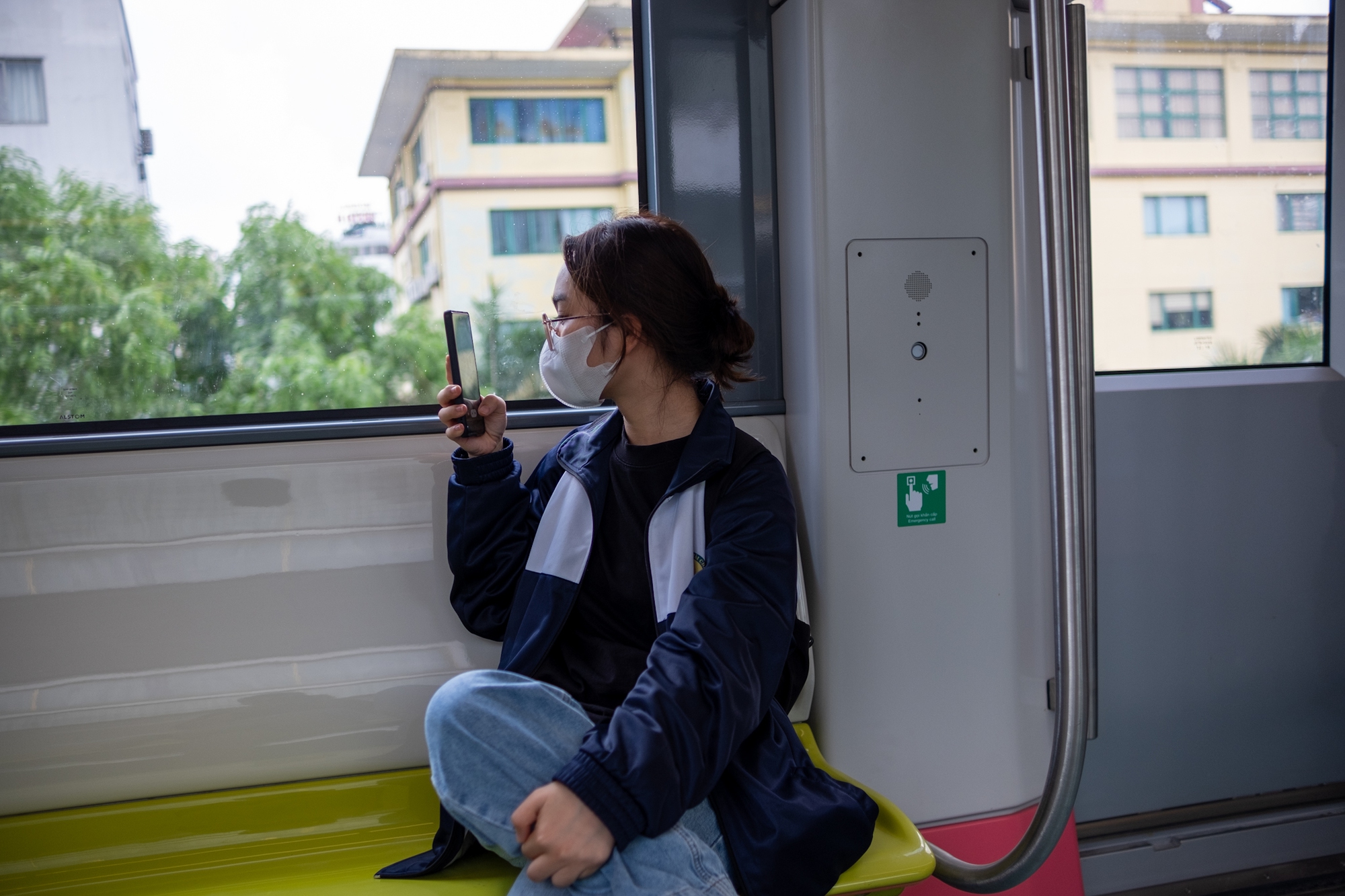 Giới trẻ “quá là vui” trong ngày đi miễn phí tuyến Metro Nhổn: “Bọn mình chờ ngày này lâu lắm rồi!”- Ảnh 7.