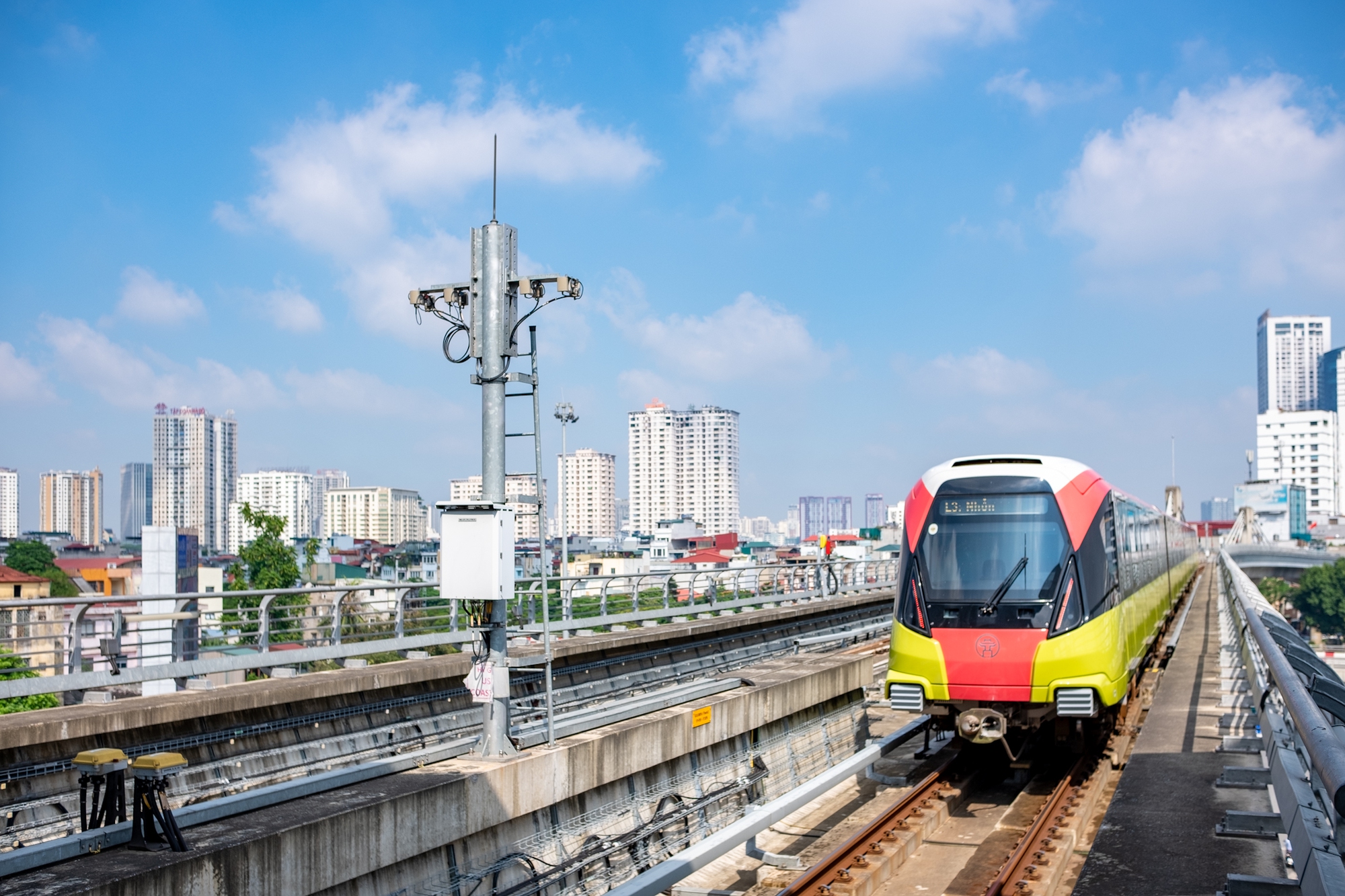 Giới trẻ “quá là vui” trong ngày đi miễn phí tuyến Metro Nhổn: “Bọn mình chờ ngày này lâu lắm rồi!”- Ảnh 16.