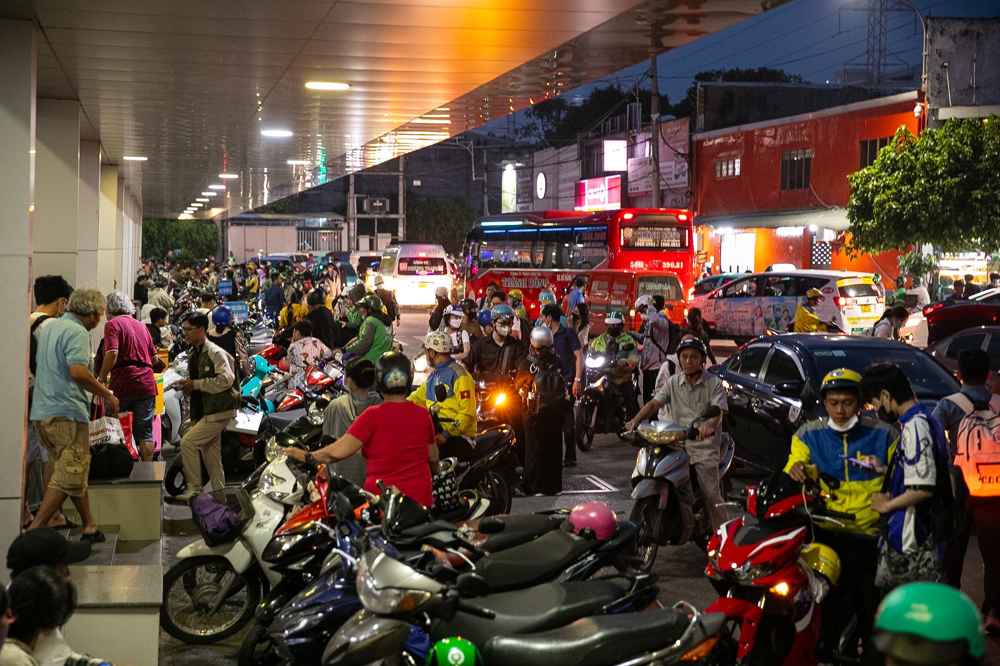 Ngay lúc này: Đèn phanh đỏ rực một trục đường ở Hà Nội, ùn tắc kéo dài hàng km- Ảnh 37.