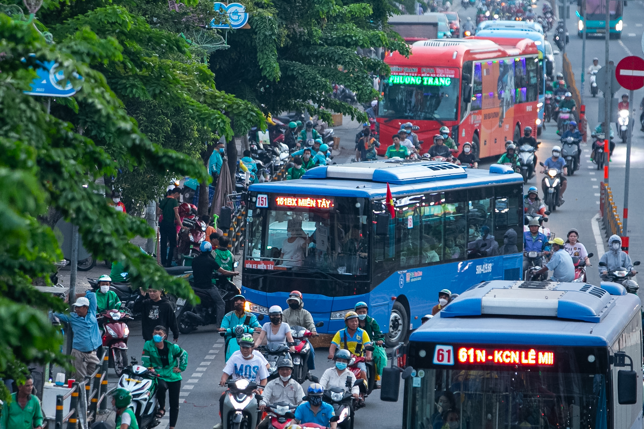 Ngay lúc này: Đèn phanh đỏ rực một trục đường ở Hà Nội, ùn tắc kéo dài hàng km- Ảnh 30.