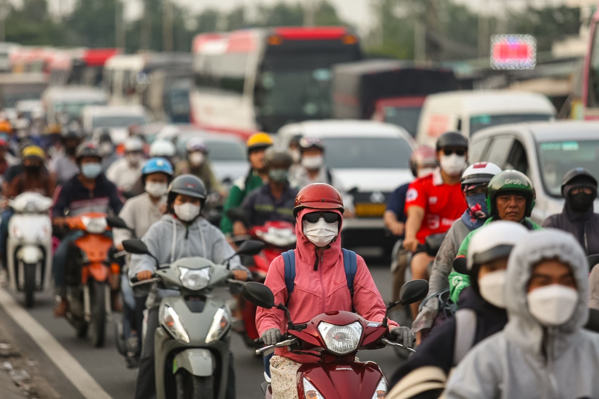 Ngay lúc này: Đèn phanh đỏ rực một trục đường ở Hà Nội, ùn tắc kéo dài hàng km- Ảnh 32.