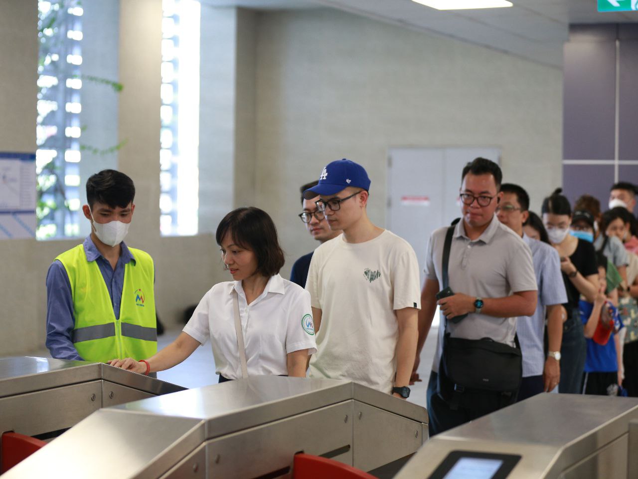 Metro Nhổn - ga Hà Nội bắt đầu đón những vị khách đầu tiên, nhiều trải nghiệm vô cùng thú vị!- Ảnh 16.