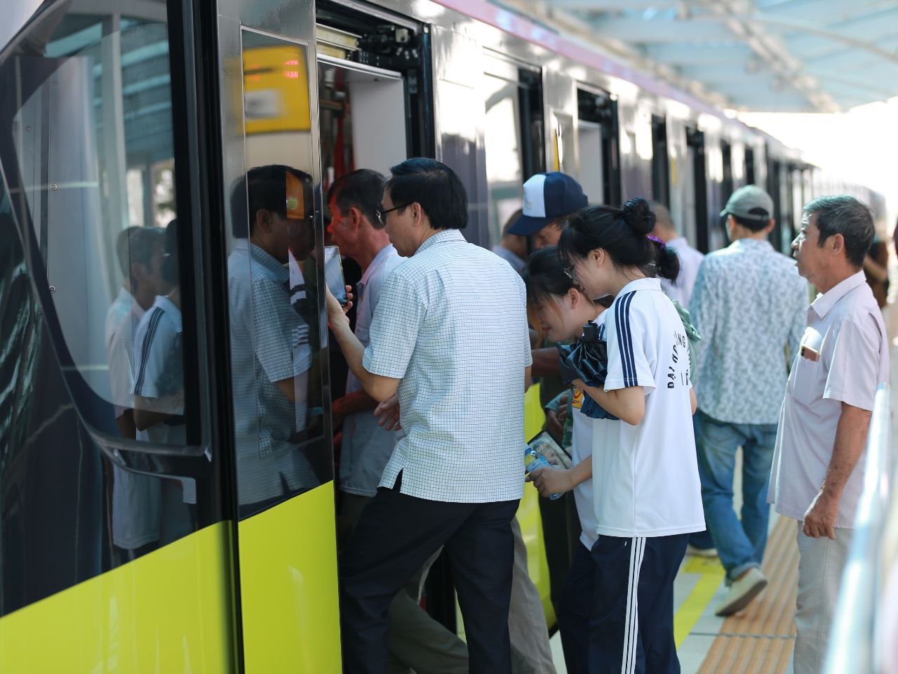 Metro Nhổn - ga Hà Nội bắt đầu đón những vị khách đầu tiên, nhiều trải nghiệm vô cùng thú vị!- Ảnh 23.