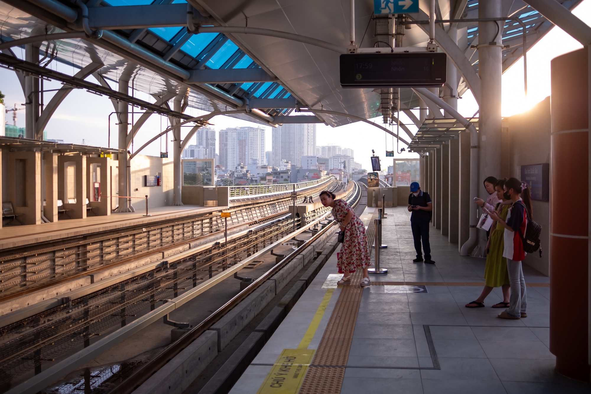 Xiêu lòng khoảnh khắc ánh hoàng hôn phủ vàng lên tuyến tàu Metro Nhổn - ga Hà Nội trong ngày đầu đón khách- Ảnh 4.