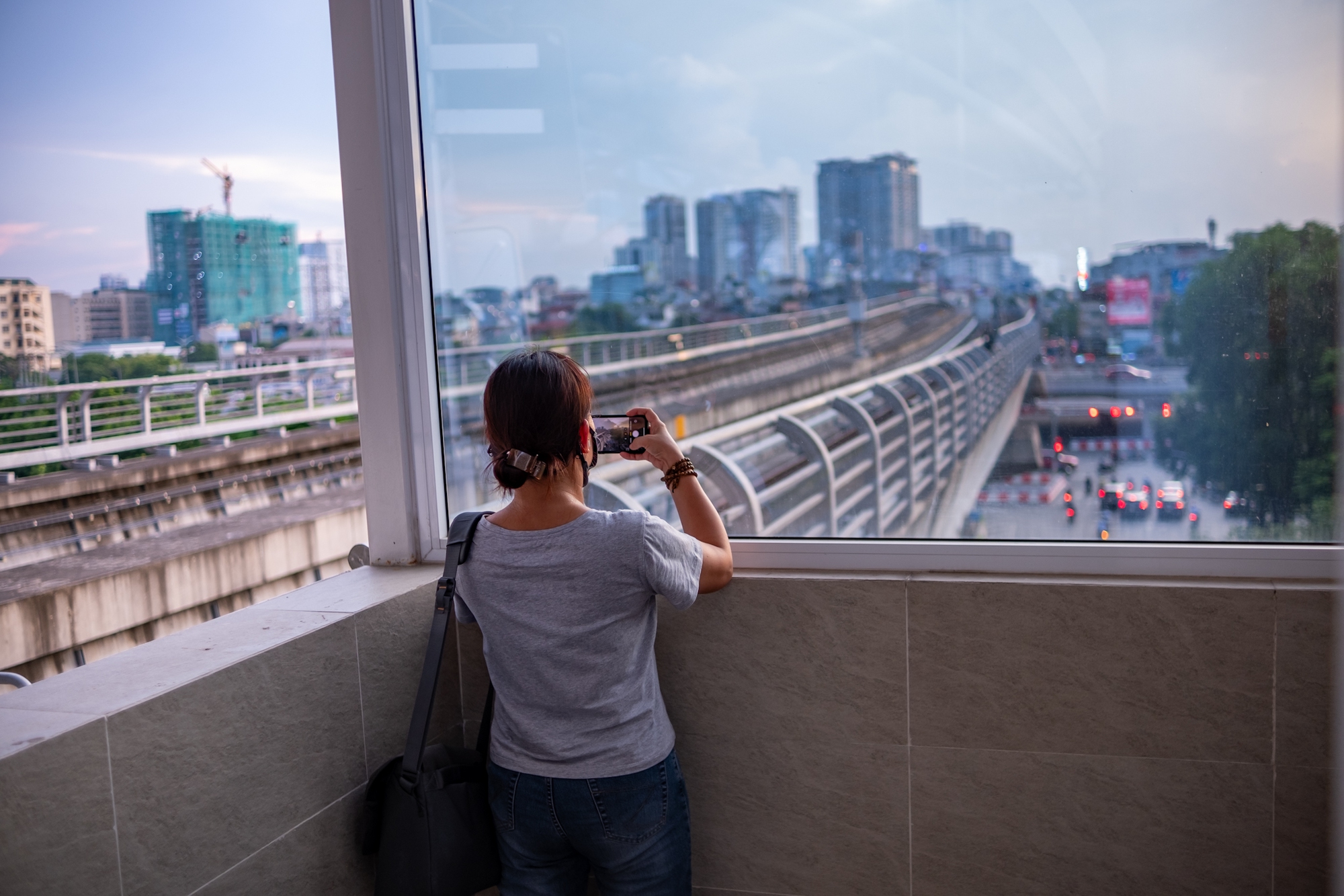 Xiêu lòng khoảnh khắc ánh hoàng hôn phủ vàng lên tuyến tàu Metro Nhổn - ga Hà Nội trong ngày đầu đón khách- Ảnh 10.