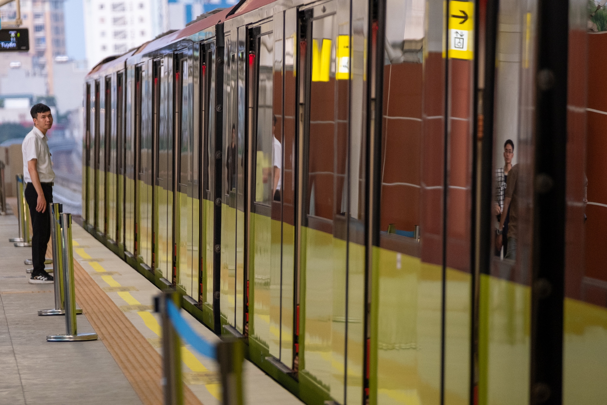 Xiêu lòng khoảnh khắc ánh hoàng hôn phủ vàng lên tuyến tàu Metro Nhổn - ga Hà Nội trong ngày đầu đón khách- Ảnh 5.