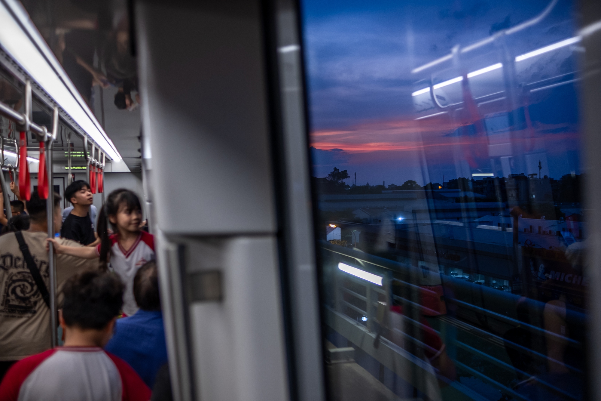 Xiêu lòng khoảnh khắc ánh hoàng hôn phủ vàng lên tuyến tàu Metro Nhổn - ga Hà Nội trong ngày đầu đón khách- Ảnh 15.