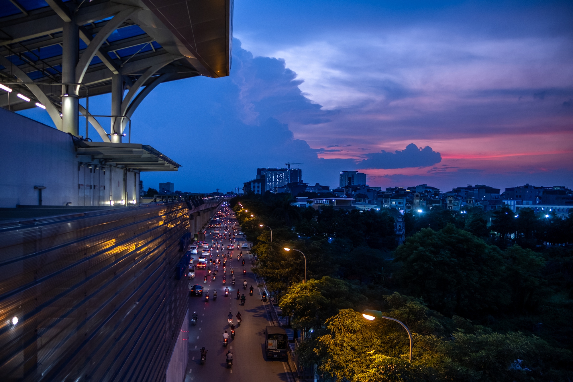 Xiêu lòng khoảnh khắc ánh hoàng hôn phủ vàng lên tuyến tàu Metro Nhổn - ga Hà Nội trong ngày đầu đón khách- Ảnh 26.