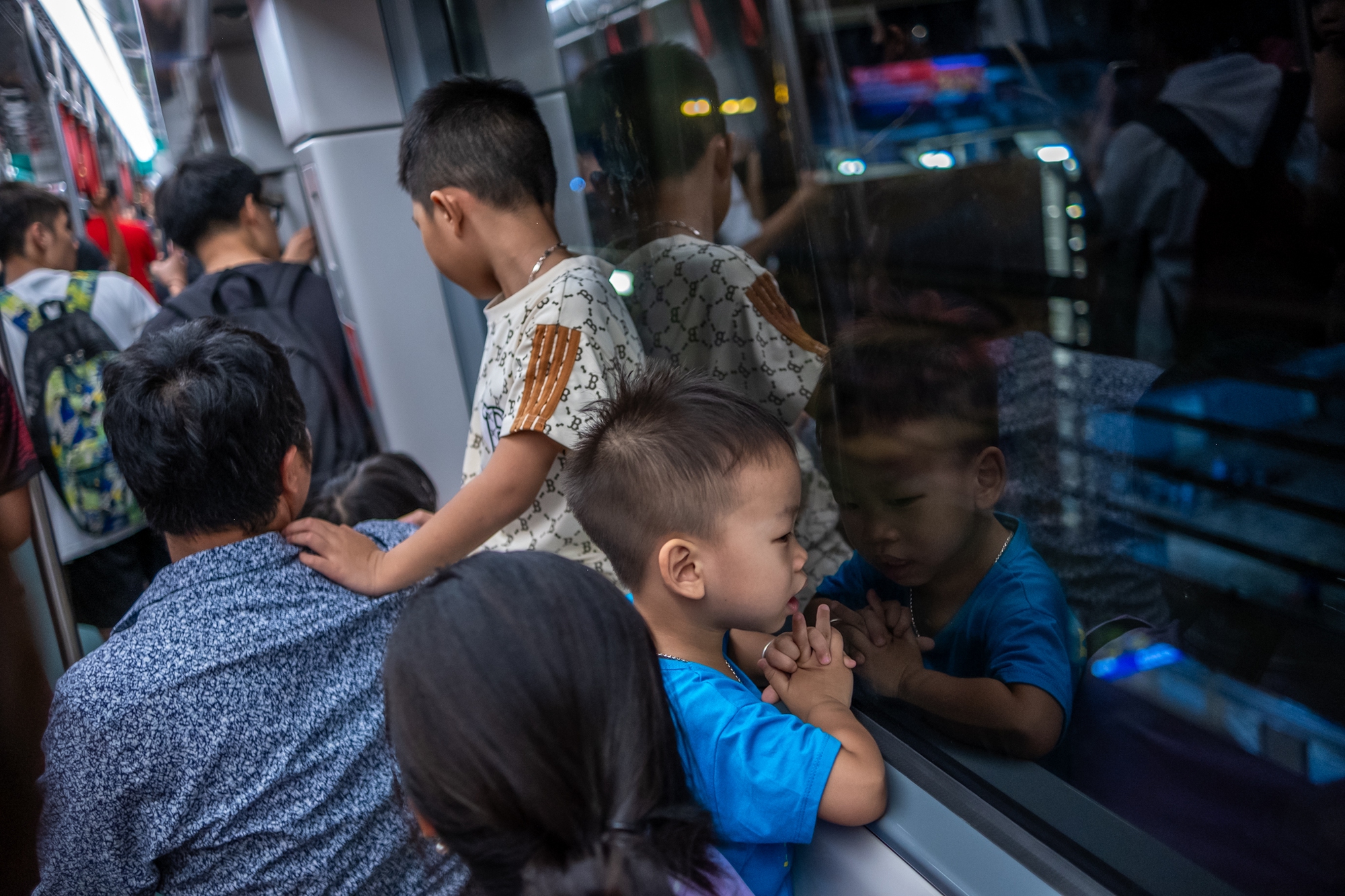 Xiêu lòng khoảnh khắc ánh hoàng hôn phủ vàng lên tuyến tàu Metro Nhổn - ga Hà Nội trong ngày đầu đón khách- Ảnh 18.