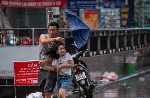 Hà Nội trước khi bão YAGI đổ bộ: Đường phố vắng vẻ, mưa gió tạt mạnh khiến người dân gồng mình chống chọi