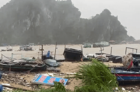 Người mẹ đau đáu nhìn về biển sau cơn bão ở Quảng Ninh: “Giờ tôi không biết con trai và chiếc thuyền đang ở đâu”