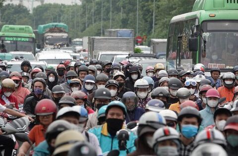 Đại lộ Thăng Long ùn tắc nghiêm trọng kéo dài hàng chục km, dân công sở “chôn chân” suốt mấy tiếng không đến nổi cơ quan