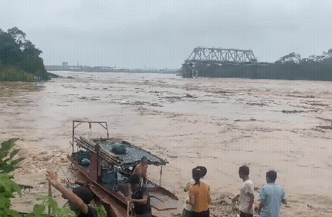 Hiện trường sập cầu Phong Châu: Nước sông cuồn cuộn gây khó khăn cho cứu hộ, nhiều người thoát chết trong gang tấc vẫn còn bủn rủn chân tay