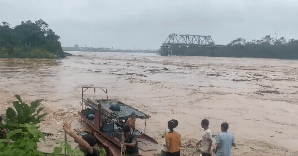 Hiện trường sập cầu Phong Châu: Nước sông cuồn cuộn gây khó khăn cho cứu hộ, nhiều người thoát chết trong gang tấc vẫn còn bủn rủn chân tay