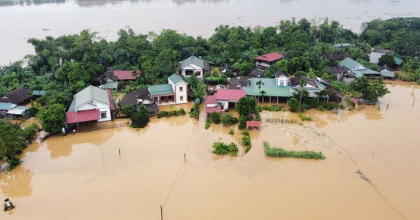 Lũ lụt kinh hoàng ở các tỉnh miền Bắc: Nước sông Hồng dâng cao mức báo động, di dời khẩn cấp 289 hộ dân