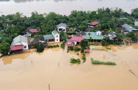 Lũ lụt kinh hoàng ở các tỉnh miền Bắc: Nước sông Hồng dâng cao mức báo động, di dời khẩn cấp 289 hộ dân