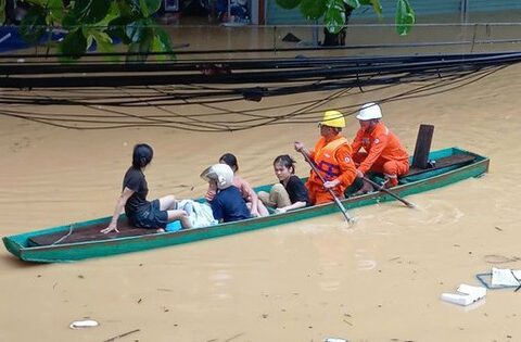 Lũ lụt kinh hoàng ở các tỉnh miền Bắc: 71 người chết và mất tích; Ngừng cấp điện ở nhiều địa phương do mưa lũ và sạt lở