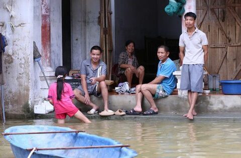 “Rốn lũ” Chương Mỹ chạy ngập: Người dân dùng thuyền đi lại, hết lần ngập này lại đến đợt lụt khác nối nhau