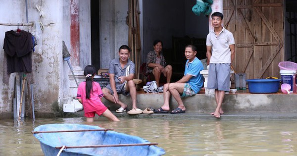 “Rốn lũ” Chương Mỹ chạy ngập: Người dân dùng thuyền đi lại, hết lần ngập này lại đến đợt lụt khác nối nhau