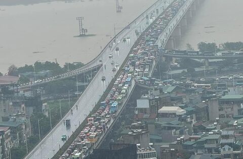 Ngay lúc này: Cầu Vĩnh Tuy hướng về Long Biên ùn tắc nghiêm trọng hàng cây số, tài xế chôn chân cả tiếng