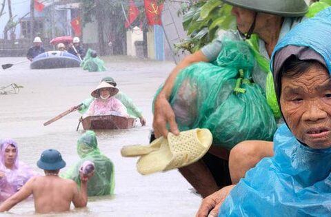 Người dân “rốn lũ” Chương Mỹ: Nước ngập sâu ngang ngực, vội vã chạy lũ dưới cơn mưa tầm tã