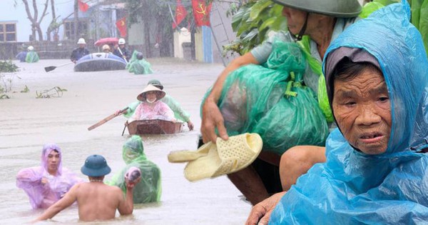 Người dân “rốn lũ” Chương Mỹ: Nước ngập sâu ngang ngực, vội vã chạy lũ dưới cơn mưa tầm tã