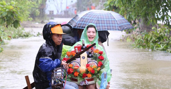 Đám cưới đặc biệt tại “rốn lũ” Hà Nội, cô dâu mặc trang phục “xuề xoà” về nhà chồng nhưng chẳng ai chê trách