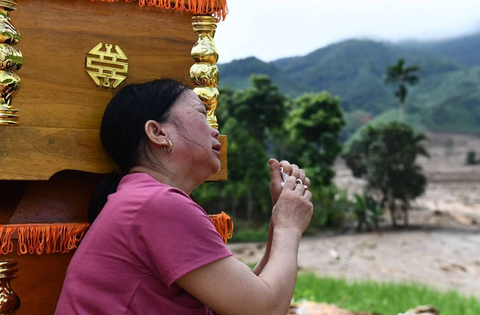 Tang thương bao trùm bản Làng Nủ: Những đứa trẻ mồ côi sau cơn lũ quét; Gia đình 5 người chỉ còn một