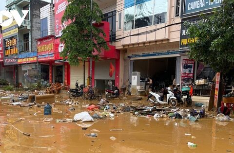 Thành phố Yên Bái ngập ngụa bùn, rác sau lũ