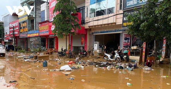 Thành phố Yên Bái ngập ngụa bùn, rác sau lũ