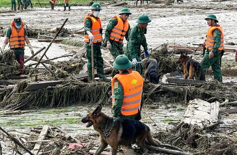 Ngày thứ 3 tìm kiếm nạn nhân ở Làng Nủ: Tiếp tục huy động thêm người tìm kiếm nạn nhân; Thầy cô oằn mình dọn bùn đất trong trường