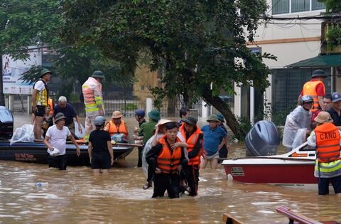 Phó trưởng Công an phường ngã quỵ khi nghe tin mất cả mẹ, cả em trai khi đang đi chống lũ