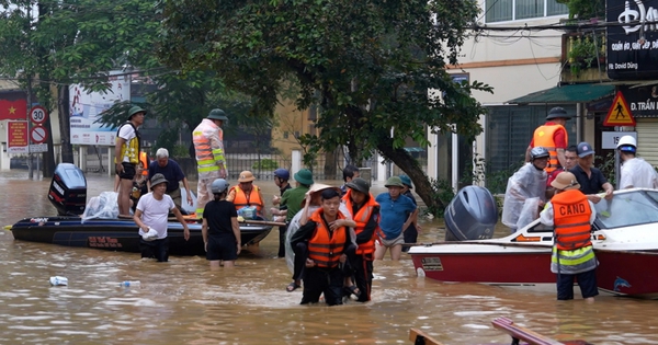 Phó trưởng Công an phường ngã quỵ khi nghe tin mất cả mẹ, cả em trai khi đang đi chống lũ