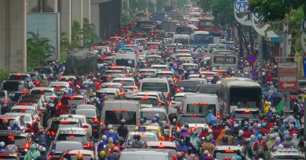 Hà Nội: Nhiều người ngỡ ngàng vì các tuyến đường ngập sâu sau đêm mưa lớn, ra khỏi nhà từ 6h vẫn không thoát tắc