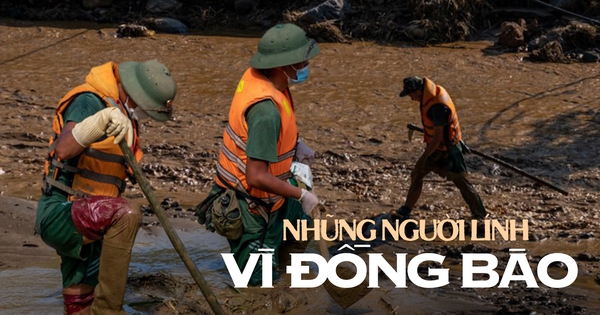 Bộ đội dầm mình trong bùn tìm kiếm thi thể nạn nhân Làng Nủ và loạt ảnh xúc động nhất của những người chiến sĩ vì đồng bào