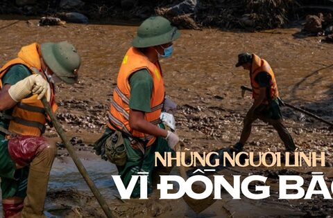 Bộ đội dầm mình trong bùn tìm kiếm thi thể nạn nhân Làng Nủ và loạt ảnh xúc động nhất của những người chiến sĩ vì đồng bào