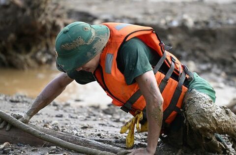 Binh nhì Trung đoàn 98 bật khóc khi phải rời Làng Nủ