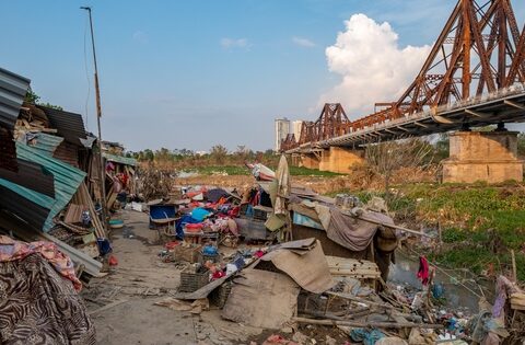 Cảnh tượng buồn nơi xóm trọ của dân lao động nghèo dưới chân cầu Long Biên sau những ngày mưa ngập kéo dài