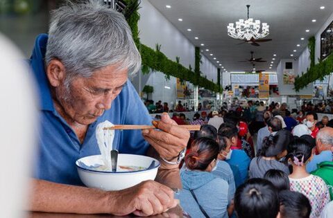 Ông chủ tiệm vàng Bình Dương mỗi ngày phục vụ hơn 600 suất cơm miễn phí: “Ai cần có bữa ăn thì đến đây mình sẽ phục vụ”