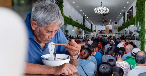 Ông chủ tiệm vàng Bình Dương mỗi ngày phục vụ hơn 600 suất cơm miễn phí: “Ai cần có bữa ăn thì đến đây mình sẽ phục vụ”