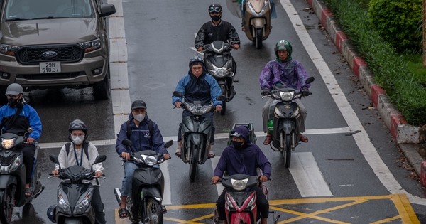 Hà Nội se lạnh cùng mưa rào sáng đầu tuần, người dân khoác thêm áo ấm, hưởng trọn không khí mát mẻ của mùa Thu