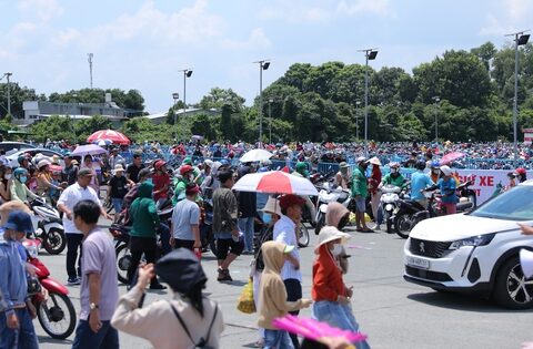 Ngay lúc này: Khu du lịch Đại Nam ra thông báo khẩn vì nhiều đoạn đường tắc cứng, người dân đội nắng đi bộ cả 2km