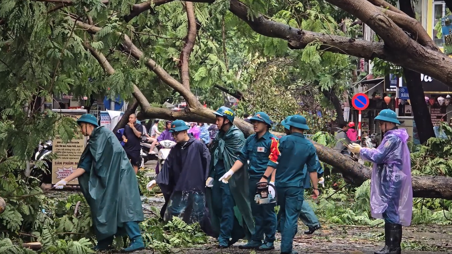 Người dân Hà Nội bàng hoàng trước khung cảnh buổi sáng của Thủ đô sau đêm bão Yagi quần thảo- Ảnh 33.