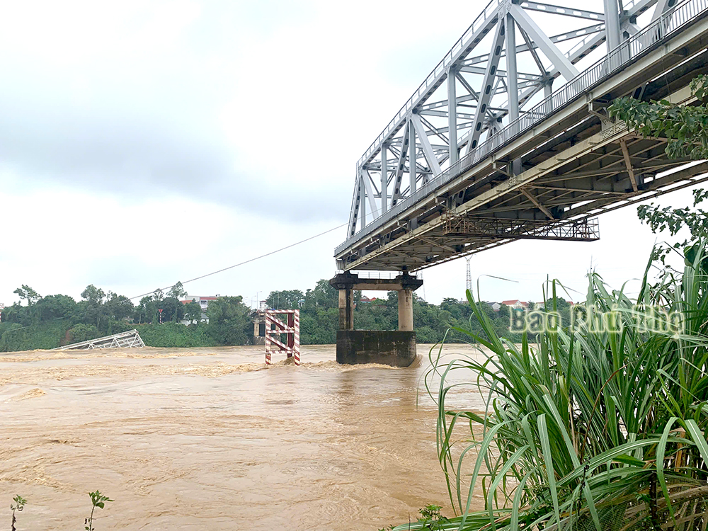 Vụ sập cầu Phong Châu ở Phú Thọ: Có 8 phương tiện gặp nạn, chưa xác định cụ thể về số người mất tích- Ảnh 17.