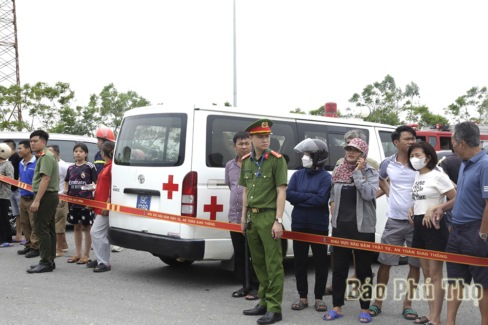 Vụ sập cầu Phong Châu ở Phú Thọ: Có 8 phương tiện gặp nạn, chưa xác định cụ thể về số người mất tích- Ảnh 26.