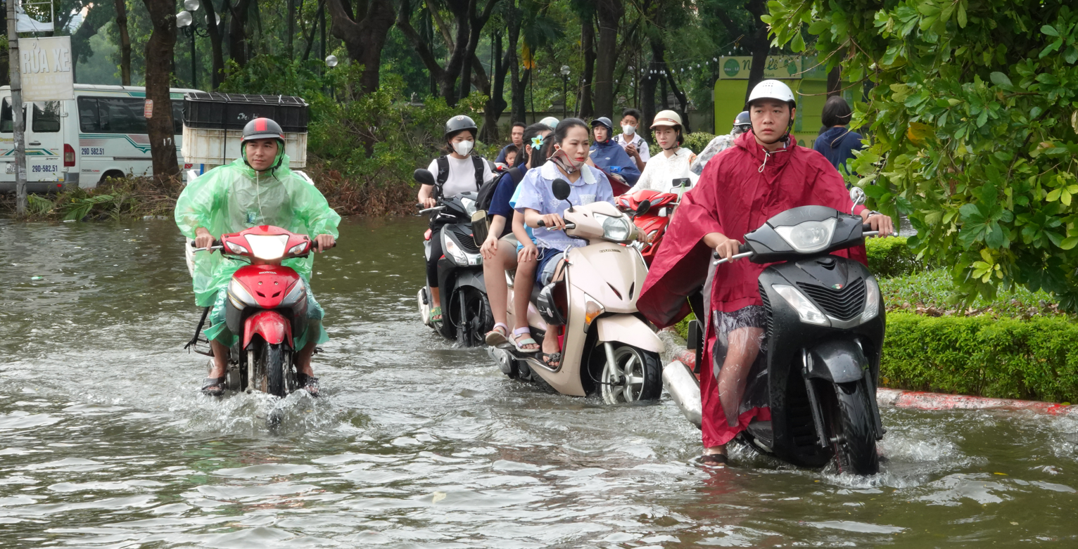 Hà Nội: Nhiều người ngỡ ngàng vì các tuyến đường ngập sâu sau đêm mưa lớn, ra khỏi nhà từ 6h vẫn không thoát tắc- Ảnh 20.