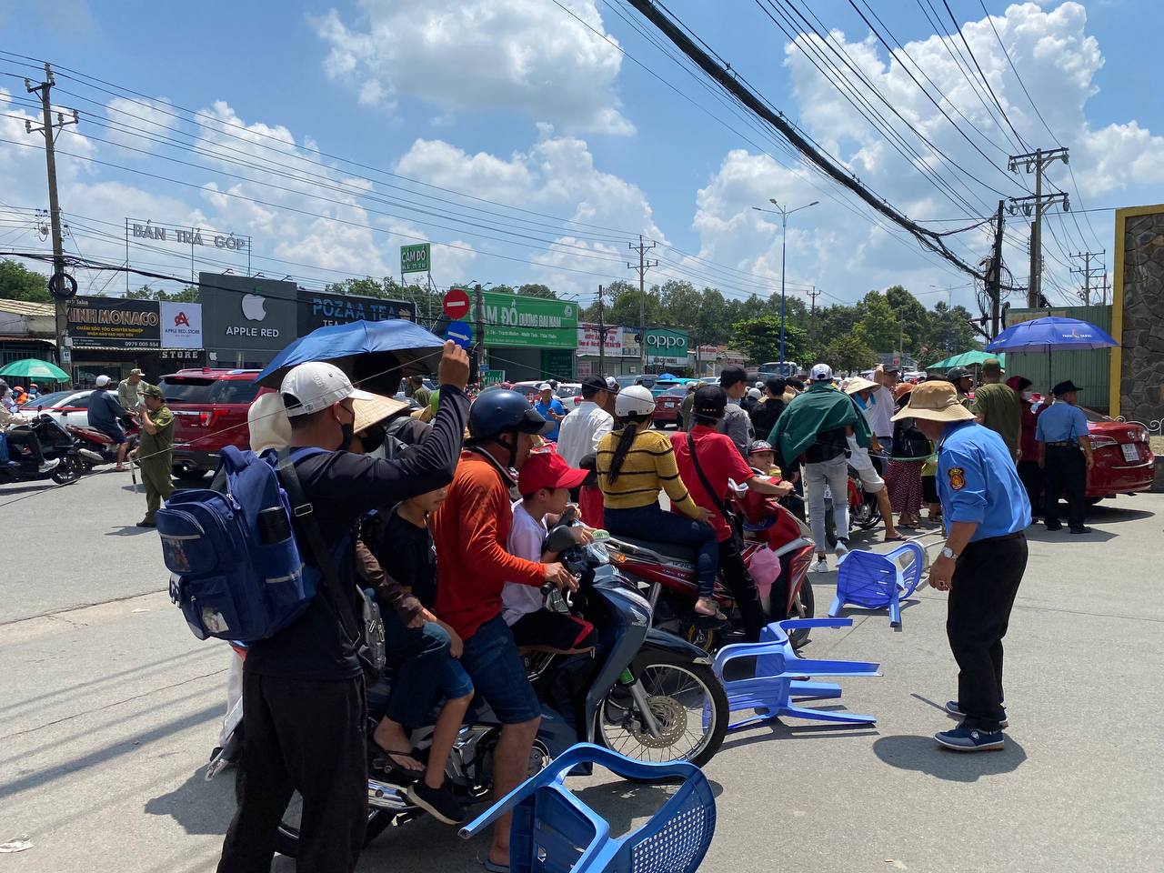 Ngay lúc này: Khu du lịch Đại Nam ra thông báo khẩn vì nhiều đoạn đường tắc cứng, người dân đội nắng đi bộ cả 2km- Ảnh 5.