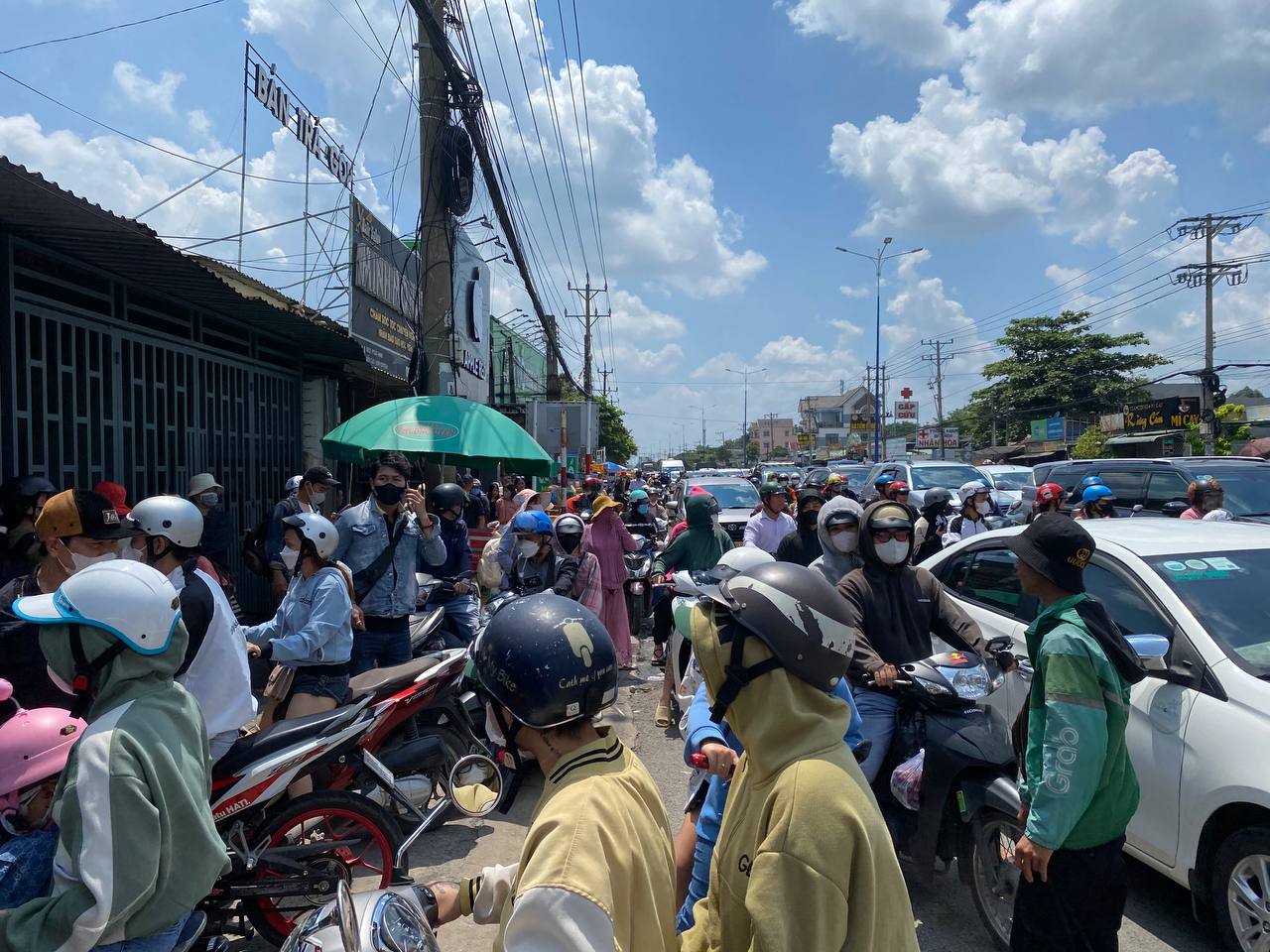 Ngay lúc này: Khu du lịch Đại Nam ra thông báo khẩn vì nhiều đoạn đường tắc cứng, người dân đội nắng đi bộ cả 2km- Ảnh 7.