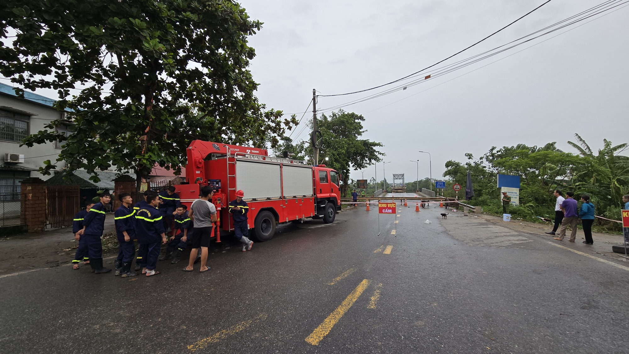 Toàn cảnh vụ sập cầu Phong Châu ở Phú Thọ: Nhiều nạn nhân vẫn mất tích, tạm dừng công tác cứu hộ do nước chảy xiết- Ảnh 38.