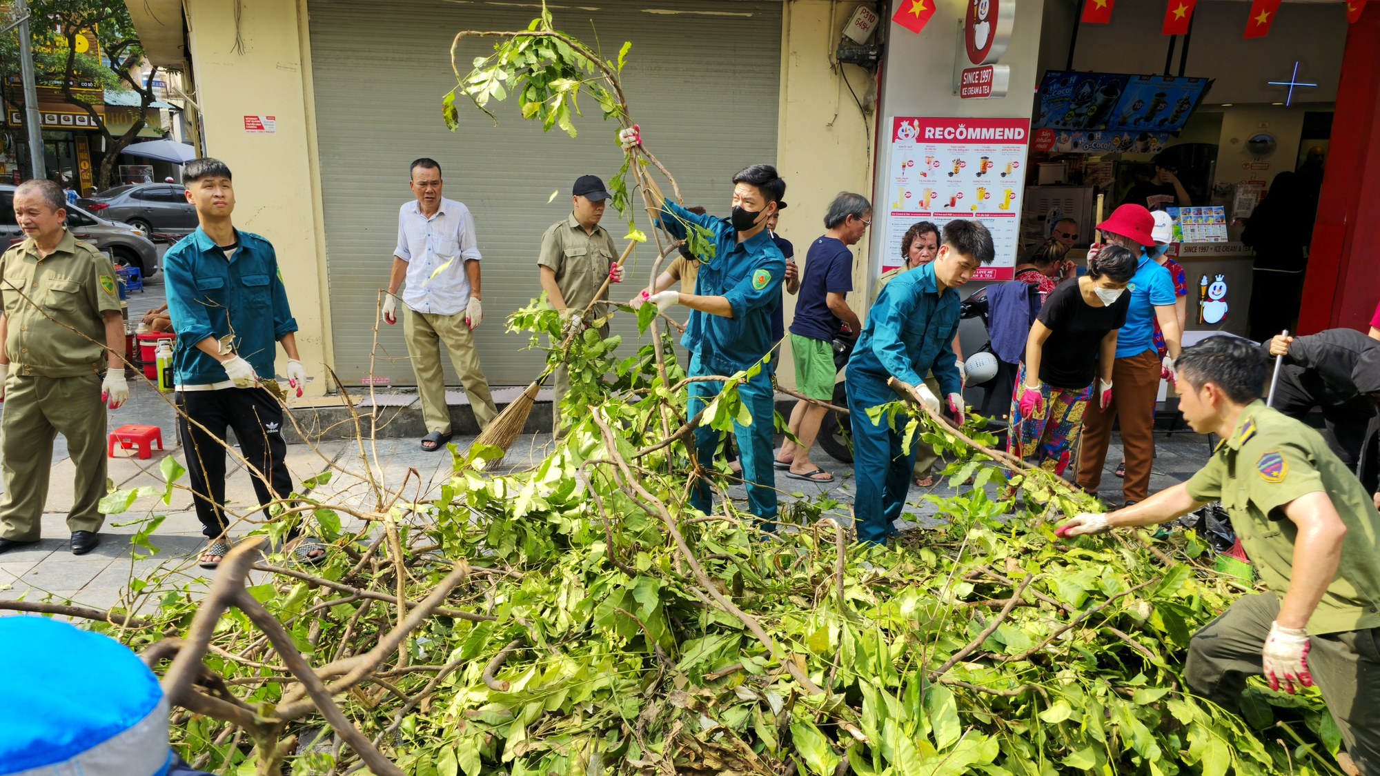 Hà Nội căng mình dọn dẹp cây xanh gãy đổ, nhanh chóng trả lại thành phố 